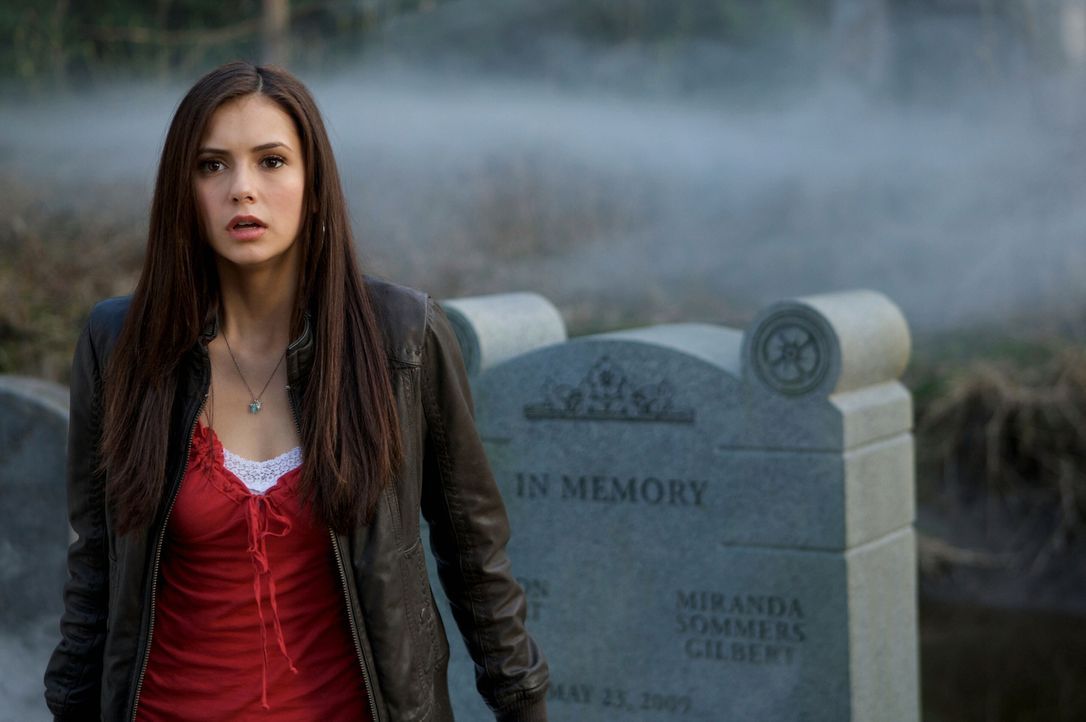 Als Elena (Nina Dobrev) das Grab ihrer Eltern besucht, zieht plötzlich dichter Nebel auf ... - Bildquelle: Warner Brothers