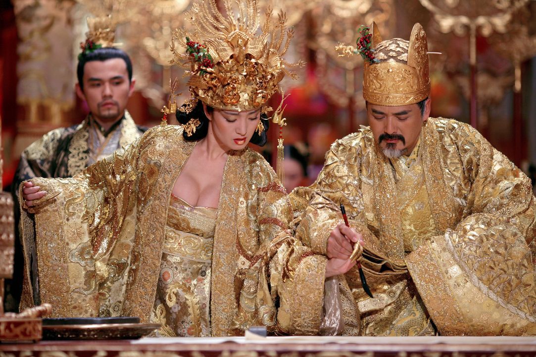 Prinz Jai (Jay Chou, h. l.) kann nur tatenlos zusehen, wie sein Vater Kaiser Ping (Yun Fat Chow, v. r.) das Land und seine Frau Phoenix (Li Gong, v.... - Bildquelle: TOBIS Film