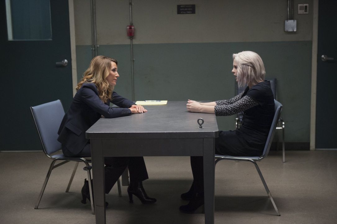 Nachdem Bozzio (Jessica Harmon, l.) glaubt, Major endlich auf die Spur gekommen zu sein, wird auch Liv (Rose McIver, r.) verhört. Doch wird sie ihre... - Bildquelle: 2014 Warner Brothers