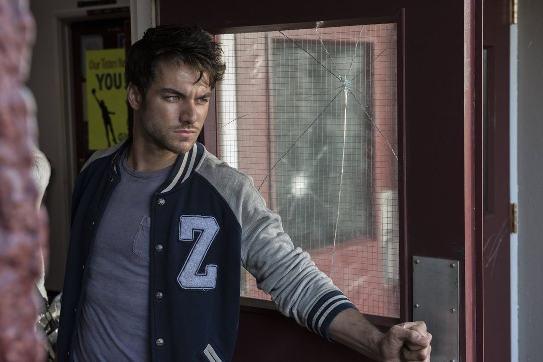 Beim Dreh einer neuen Zombie High Folge feuert Wyatt Carver alias Cody (Zack Peladeau) einen Schuss ab, der eindeutig nicht aus einer Waffen-Attrapp... - Bildquelle: 2014 Warner Brothers