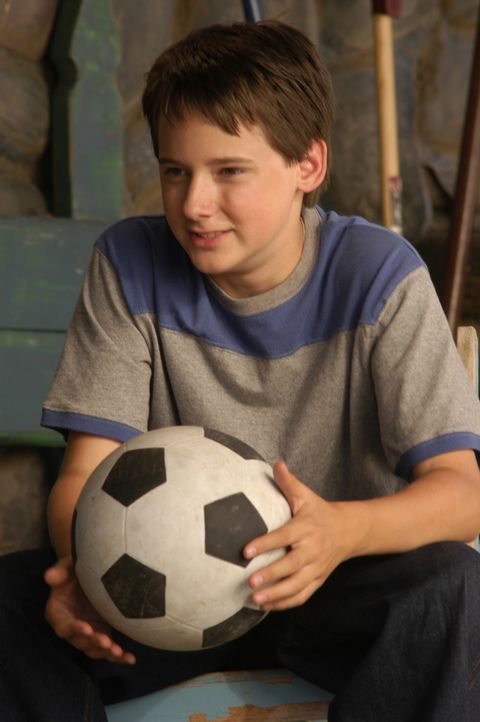 Nach dem Tode seiner Mutter macht sich der 13-jährige Zach Connolly (Jake Thomas) von Amerika nach Schottland auf, um den Vater zu suchen, den er n... - Bildquelle: 2006 Sony Pictures Television International