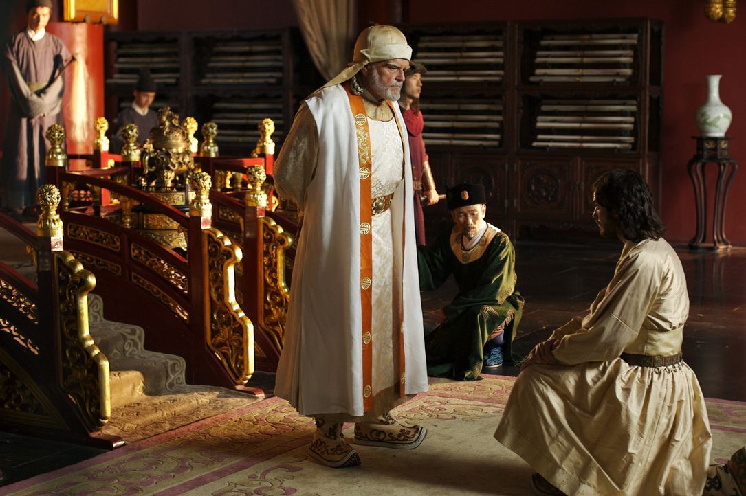 Marco Polo (Ian Somerhalder, r.) ist glücklich, dem mächtigen Herrscher der Mongolen Kublai Khan (Brian Dennehy, l.) dienen zu dürfen. - Bildquelle: 2006 RHI Entertainment Distribution, LLC