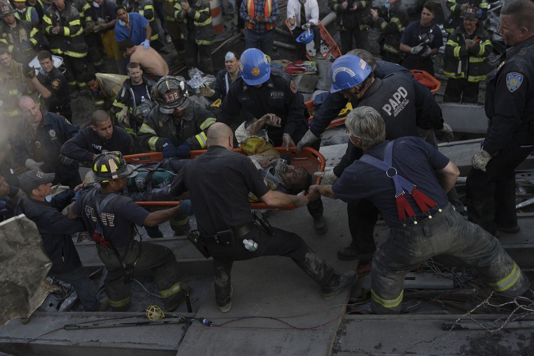 Nachdem ein Flugzeug in einen der Türme des World Trade Centers eingeschlagen ist, werden aus vielen Helfern Opfer ... - Bildquelle: TM &   Paramount Pictures. All Rights Reserved.