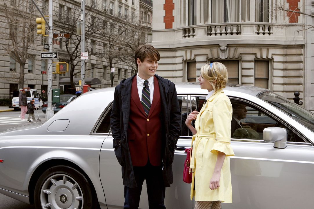 Jenny (Taylor Momsen, r.) und Asher (Jesse Swenson, l.) sind glücklich miteinander, doch was hat der smarte Junge wirklich mit ihr vor? - Bildquelle: Warner Bros. Television
