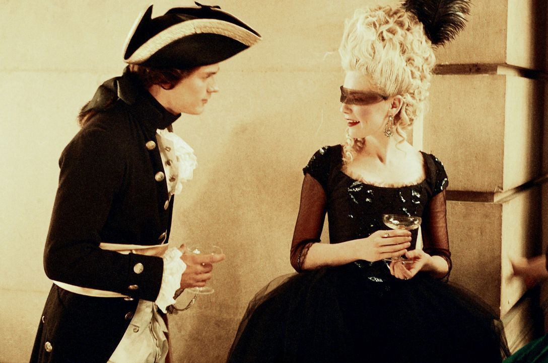 Auf einem Maskenball lernt Marie-Antoinette (Kirsten Dunst, r.) den attraktiven Graf von Fersen (Jamie Dornan, l.) kennen ... - Bildquelle: 2006 I Want Candy, LLC. All Rights Reserved.