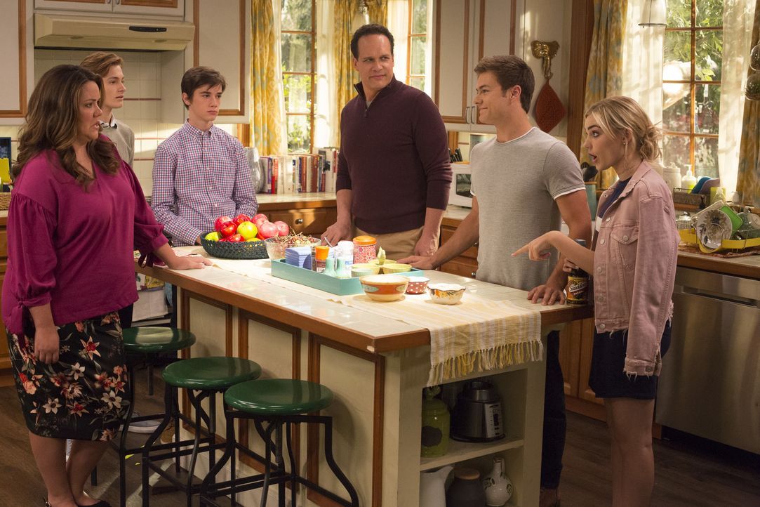 (v.l.n.r.) Katie (Katy Mixon); Cooper Bradford (Logan Pepper); Oliver (Daniel DiMaggio); Greg (Diedrich Bader); Trip Windsor (Peyton Meyer); Taylor... - Bildquelle: Michael Ansell 2018 American Broadcasting Companies, Inc. All rights reserved. / Michael Ansell
