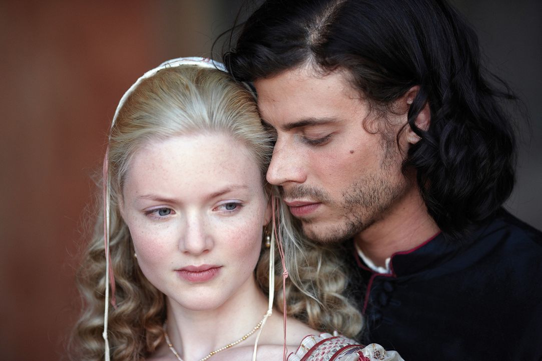 Sie verbindet eine ganz besondere Beziehung: Cesare (Francois Arnaud) und Lucrezia (Holliday Grainger) ... - Bildquelle: LB Television Productions Limited/Borgias Productions Inc./Borg Films kft/ An Ireland/Canada/Hungary Co-Production. All Rights Reserved.
