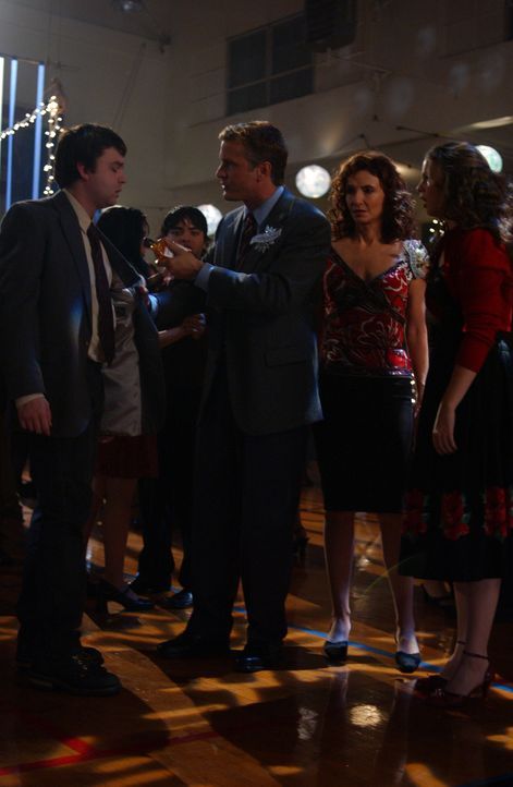 Auf dem Halbjahresball wird Steve (Fred Koehler, l.) von Mr. Price (Patrick Fabian, 2.v.l.) mit Alkohol erwischt und von der Schule geworfen. Wutent... - Bildquelle: Sony Pictures Television