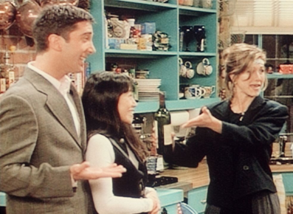 Ross (David Schwimmer, l.) ist glücklich. Endlich hat er eine Freundin gefunden: Julie (Lauren Tom, M.). Rachel (Jennifer Aniston, r.) ist darüber... - Bildquelle: TM+  2000 WARNER BROS.