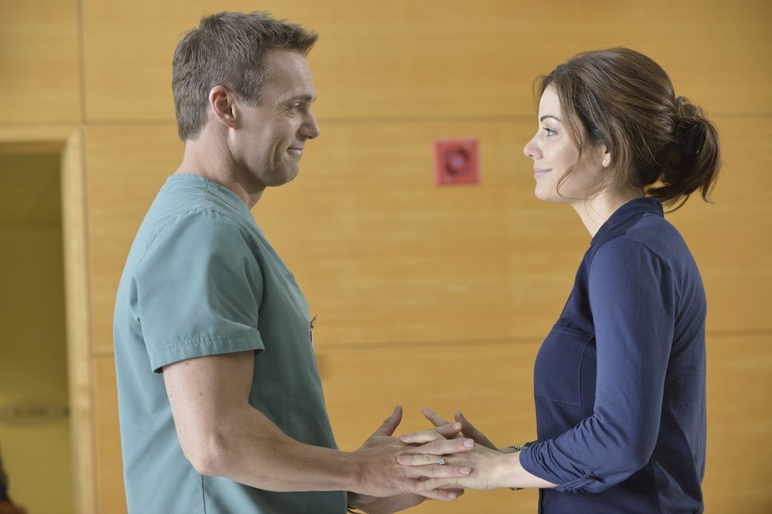 Finden Charlie (Michael Shanks, l.) und Alex (Erica Durance, r.) endlich mehr Zeit füreinander? - Bildquelle: 2013  Hope Zee Two Inc.