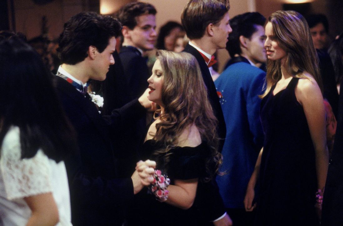 Eigentlich sollte der Abschlussball ein ganz besonderer Abend für Steve (Scott Weinger, l.) und D.J. (Candace Cameron, vorne r.) sein, doch dann kom... - Bildquelle: Warner Brothers Inc.