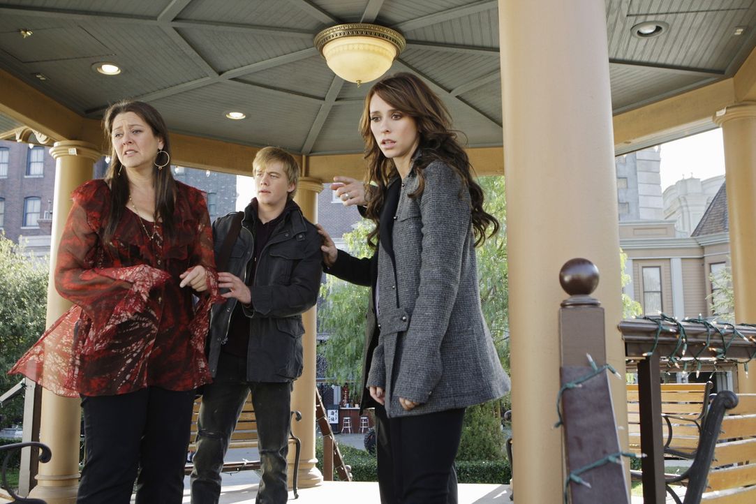 Melinda (Jennifer Love Hewitt, r.) versucht Ned (Christoph Sanders, M.) und Delia (Camryn Manheim, l.) zu schützen ... - Bildquelle: ABC Studios