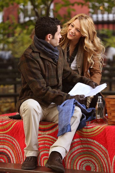 Dan (Penn Badgley, l.) ist schrecklich verschossen in Serena (Blake Lively, r.) und gesteht ihr seine Liebe ... - Bildquelle: Warner Brothers