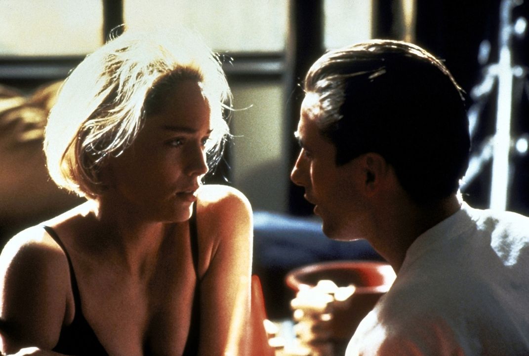 Der Anziehungskraft von Zeke (William Baldwin, r.) kann sich Carly (Sharon Stone, l.) nicht mehr entziehen. - Bildquelle: Paramount Pictures