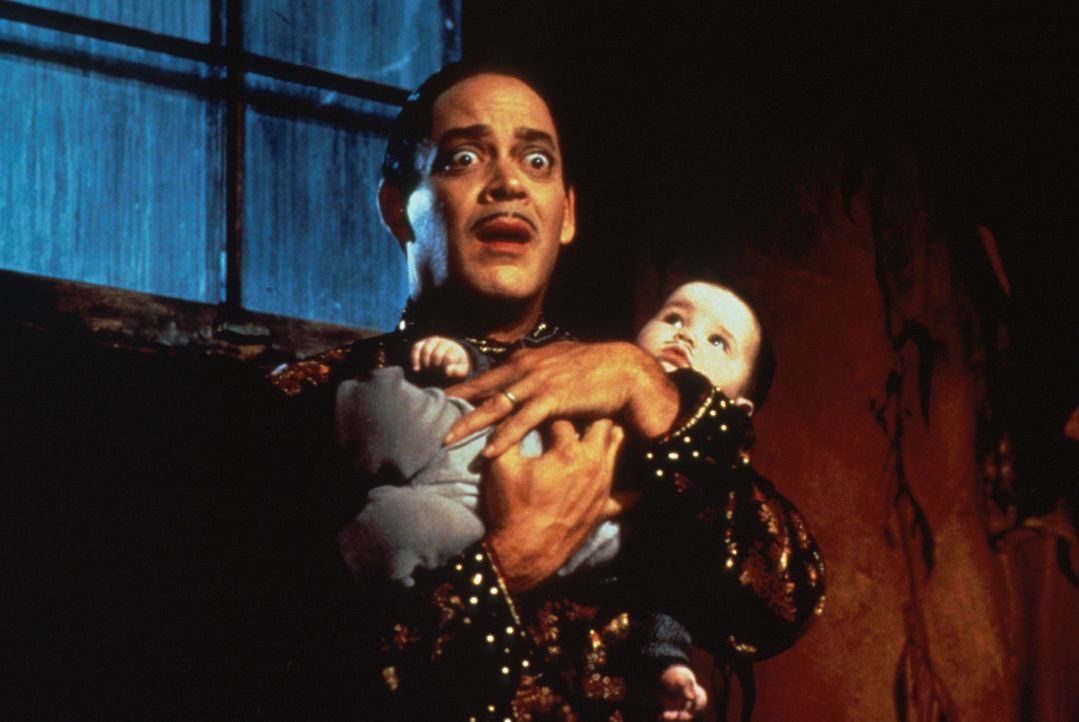 Die schrecklich selbstbewußte Debbie jagt Gomez Addams (Raul Julia, oben) und seinem kleinen Sohn Pubert (Kaitlyn Hooper, unten) einen gewaltigen S... - Bildquelle: Paramount Pictures