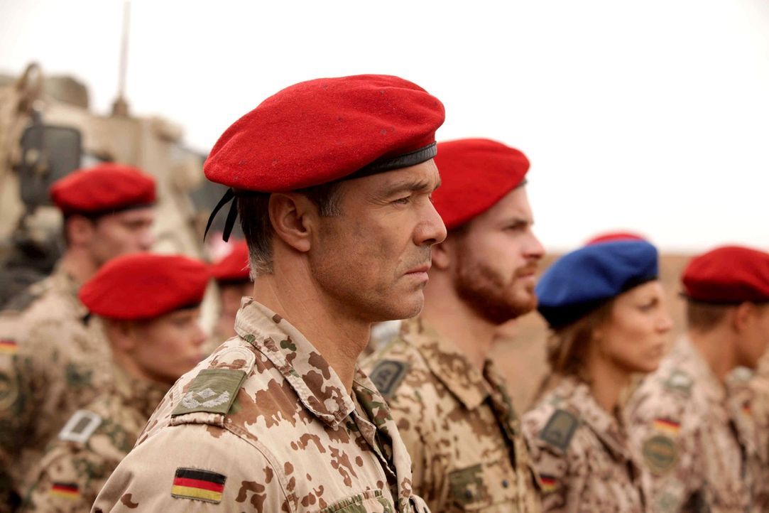 "Wir sind Soldaten, fragen nie warum, sondern nur wohin!": Major Müller (Hannes Jaenicke, l.) kennt die Regeln der Bundeswehr und erwartet, dass sie... - Bildquelle: Sife Ddine ELAMINE ProSieben