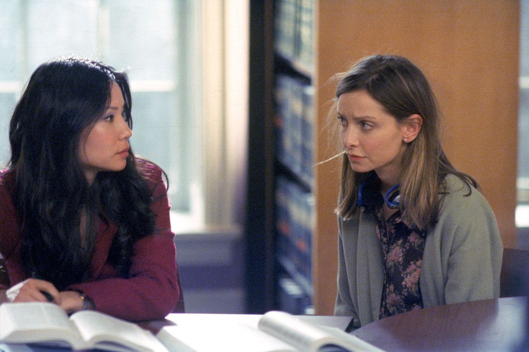 Während Ally (Calista Flockhart, r.) ihrem Ex-Freund nachtrauert, würde Ling (Lucy Liu, l.) lieber keinen Kontakt mehr zu ihrer alten Affäre haben .... - Bildquelle: 2001 Twentieth Century Fox Film Corporation. All rights reserved.