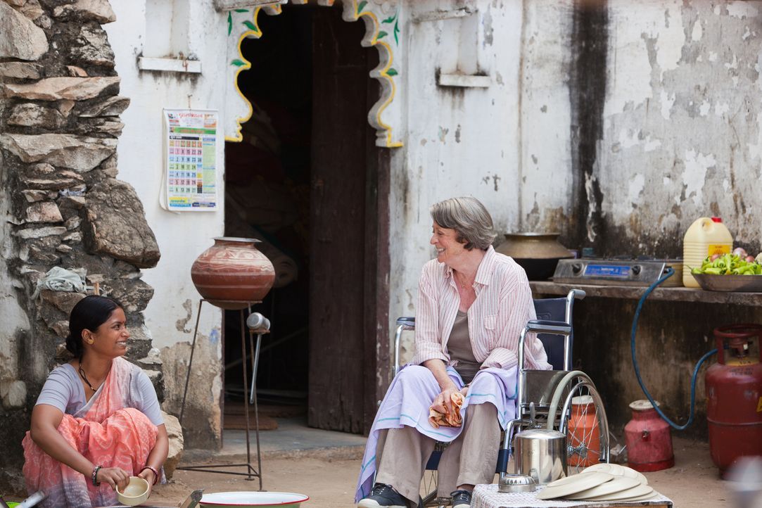 Auf ihrer Reise nach Indien erlebt Muriel (Maggie Smith, r.), dass auch der Herbst des Lebens einiges zu bieten hat ... - Bildquelle: 2012 Twentieth Century Fox Film Corporation. All rights reserved.