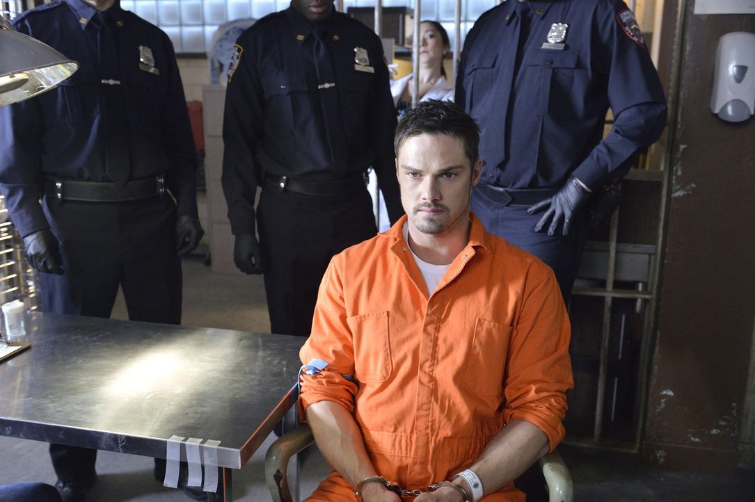 Cat kann es nicht fassen: Vincent (Jay Ryan) wurde wegen Mordes verhaftet und sie vermutet, dass Gabe etwas damit zu tun hat ... - Bildquelle: 2013 The CW Network, LLC. All rights reserved.