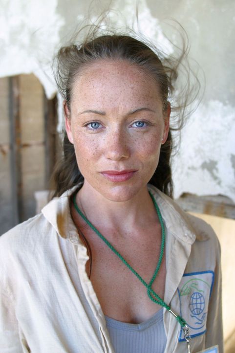 Gillian (Simone-Elise Giraud, r.) erwartet Carter im Kongo ... - Bildquelle: National Broadcasting Company (NBC)