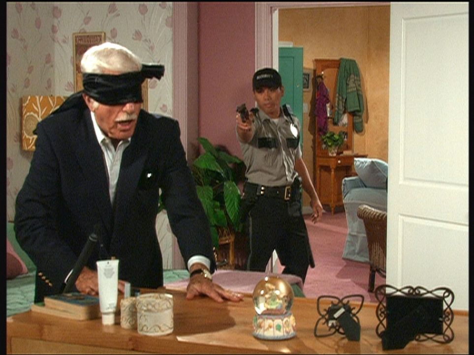 Mark Sloan (Dick Van Dyke, l.) wird von einem Wachmann dabei ertappt, wie er als "Blinder" versucht, das Alibi einer Mörderin zu erschüttern. - Bildquelle: Viacom