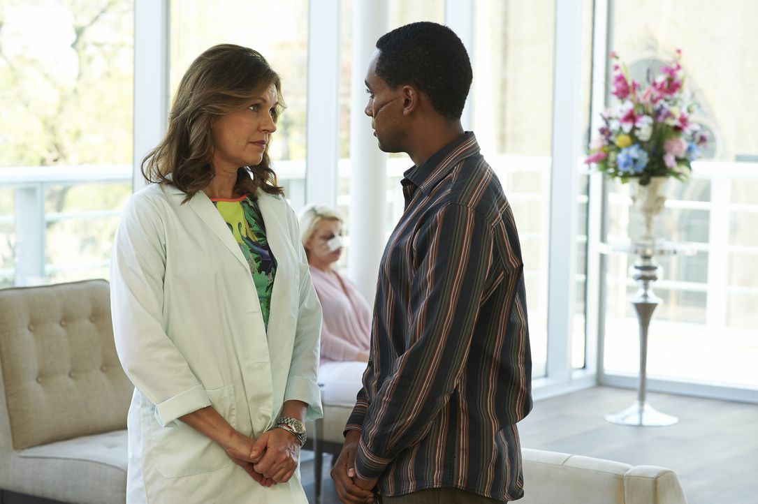 Wird Dana (Wendy Crewson, l.) den entstellten Den Bailli (Araya Mengesha, r.) operieren, um einen alten Freund einen Gefallen zu tun? - Bildquelle: 2013  Hope Zee Two Inc.