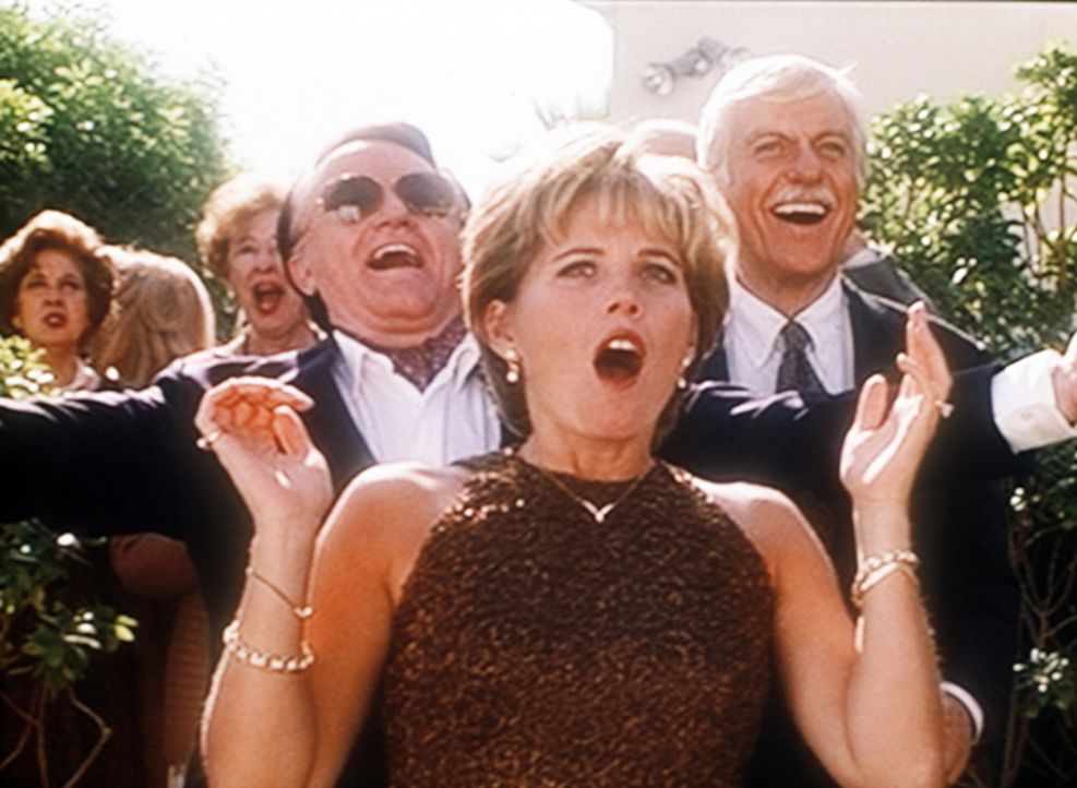 Mark (Dick Van Dyke, r.) feiert mit Bill Stratton (Robert Vaughn, l.) und seiner Frau Jennifer (Kate McNeil, M.) deren ersten Hochzeitstag. - Bildquelle: Viacom