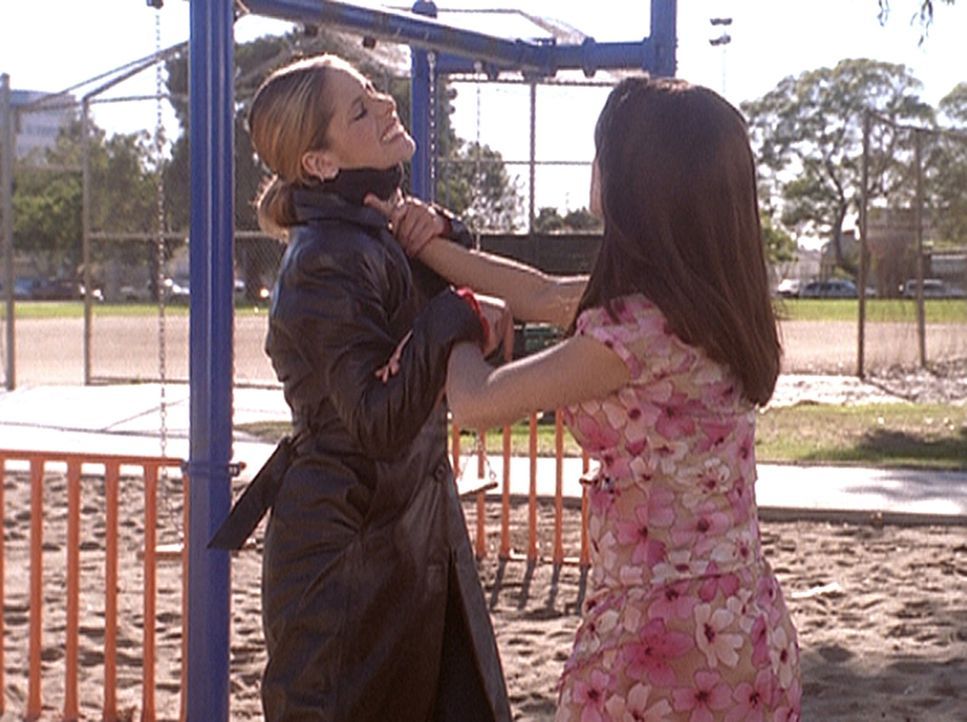 Buffy (Sarah Michelle Gellar, l.) gerät in Bedrängnis, denn April (Shonda Farr, r.) ist ein Roboter und viel stärker als sie. - Bildquelle: TM +   2000 Twentieth Century Fox Film Corporation. All Rights Reserved.