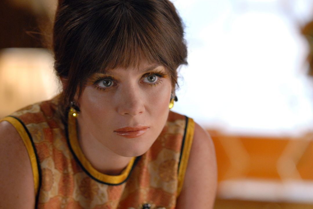 Nachdem Kentucky Fitz von einem Bieneschwarm zu Tode gestochen wurde, schleicht sich Chuck (Anna Friel) bei Betty's Bienen ein. Dort erfährt sie vo... - Bildquelle: Warner Brothers