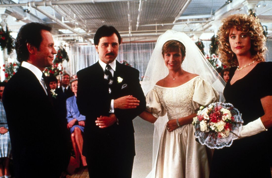 Harry (Billy Crystal, l.) und Sally (Meg Ryan, r.) sind bei der Hochzeit ihrer Freunde Jess (Bruno Kirby, Mitte l.) und Marie (Carrie Fisher, Mitte... - Bildquelle: © Castle Rock Entertainment