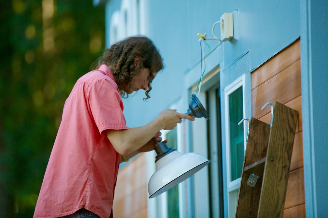 Damit das "Tiny House" im richtigen Glanz erstrahlt, kümmert sich Zach um die passende Beleuchtung ... - Bildquelle: 2015, HGTV/Scripps Networks, LLC. All Rights Reserved