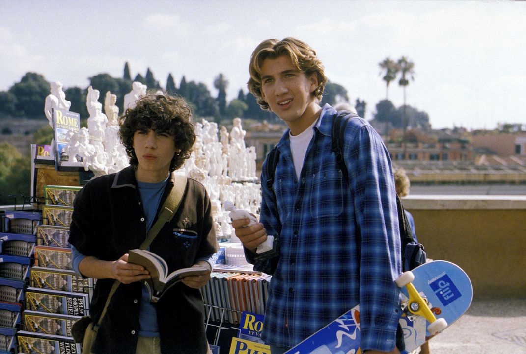 Freuen sich auf "la dolce vita": Gordo (Adam Lamberg, l.) und Ethan (Clayton Snyder, r.) auf der Klassenfahrt in Rom ... - Bildquelle: Rob McEwan, Philippe Antonello Buena Vista Distribution
