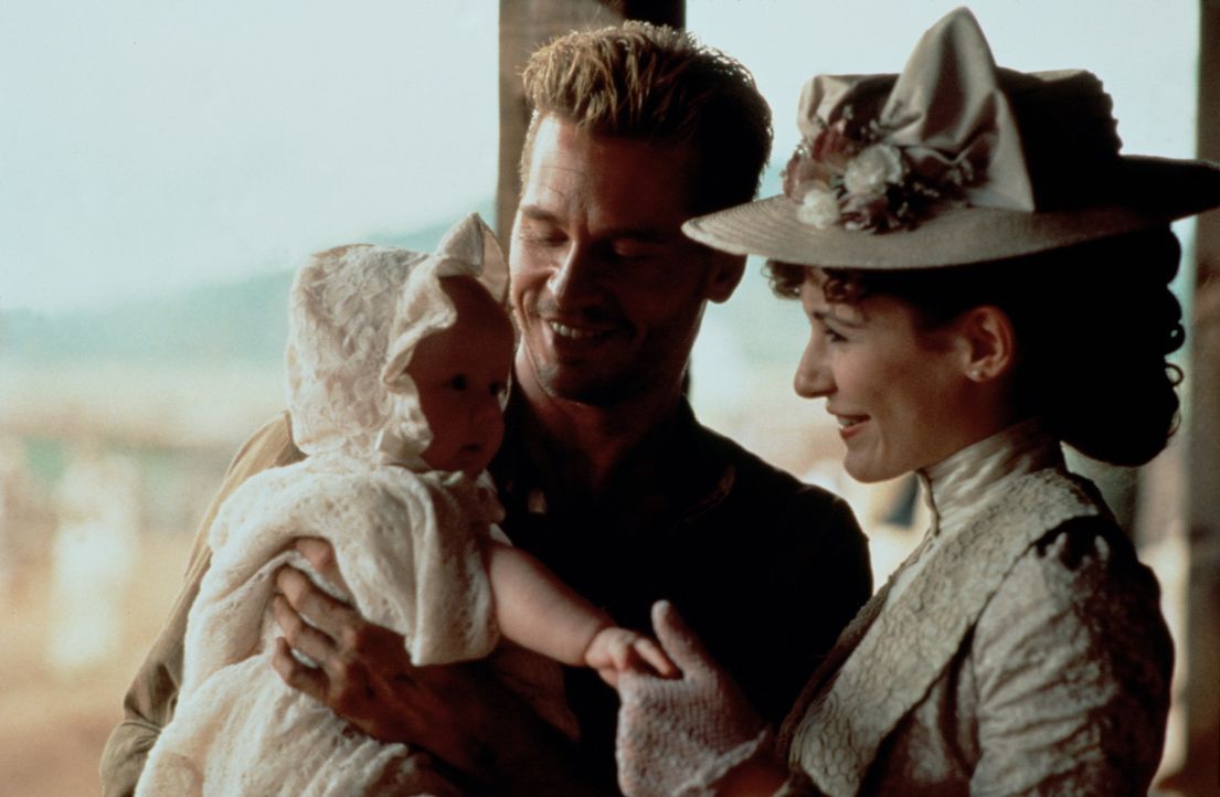 Ahnen noch nicht, dass das Leben ihres neugeborenen Kindes stark bedroht ist: John (Val Kilmer, l.) und Helena Patterson (Emily Mortimer, r.) ... - Bildquelle: Paramount Pictures