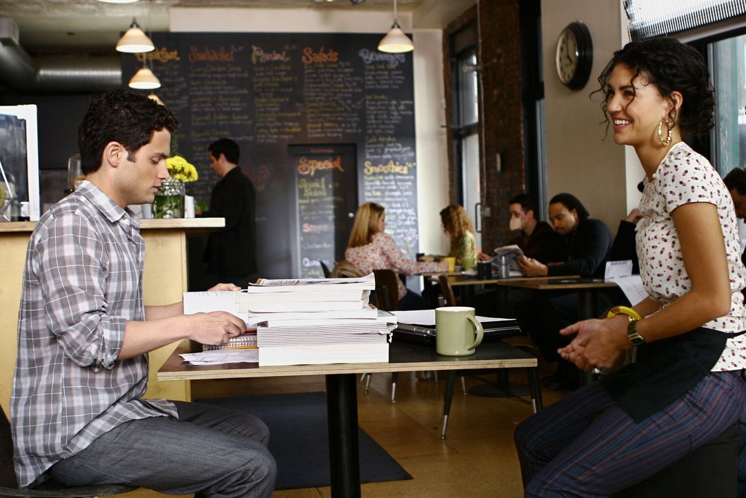 Nate gibt Dan (Penn Badgley, l.) und Vanessa (Jessica Szohr, r.) einige seiner SAT-Lernbücher. Doch Vanessa ist ganz und garnicht angetan von dem r... - Bildquelle: Warner Bros. Television