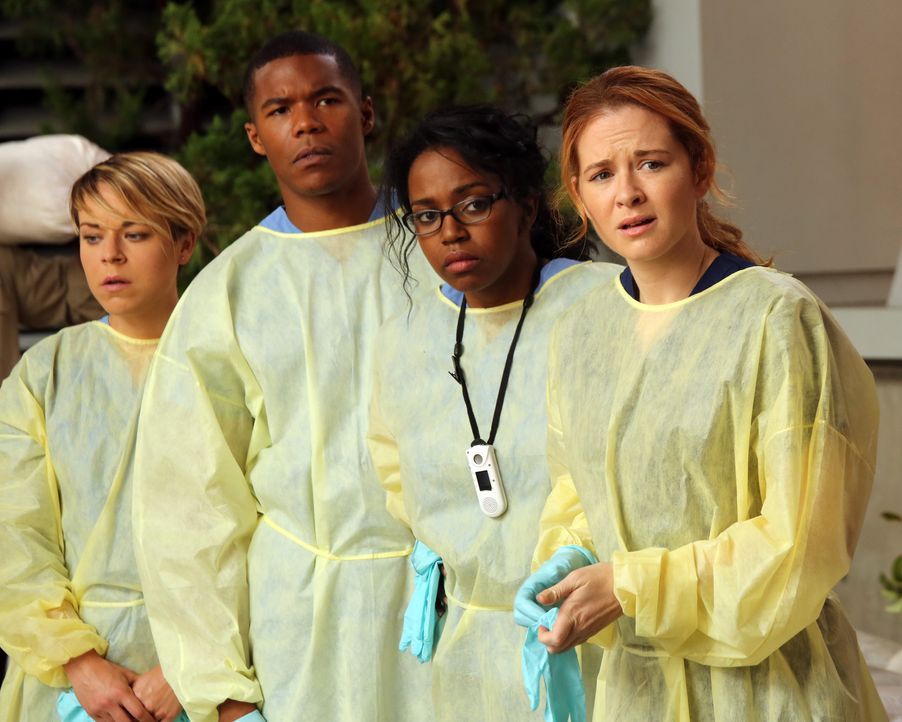 Nach einem heftigen Sturm haben die jungen Ärzte des Memorial Hospital Heather (Tina Majorino, l.), Shane (Gaius Charles, 2.v.l.), Stephanie (Jerrik... - Bildquelle: ABC Studios