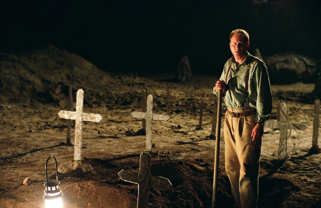Leere Gräber: Merrin (Stellan Skarsgård) wird misstrauisch und versucht dem Geheimnis des Friedhofes auf den Grund zu gehen... - Bildquelle: Warner Brothers