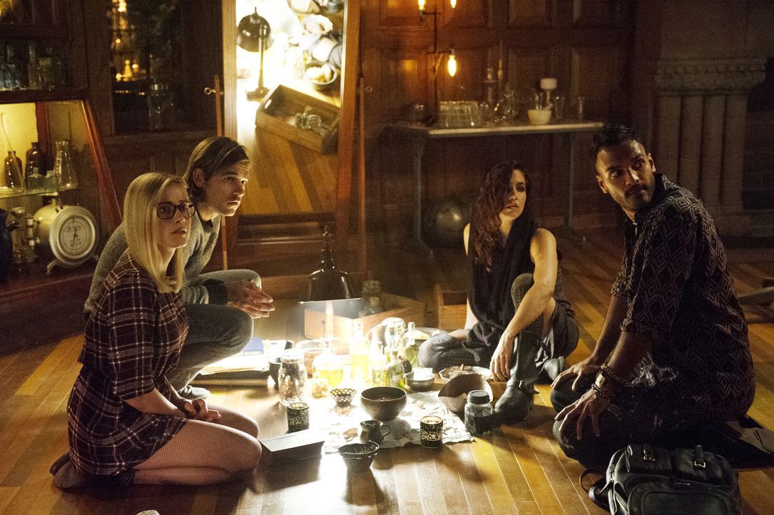 Quentin Coldwater (Jason Ralph, 2.v.l.) plagen seltsame Träume. Er sucht Rat bei Alice Quinn (Olivia Taylor Dudley, l.), doch diese hat mit ihren ei... - Bildquelle: 2015 Syfy Media Productions LLC. ALL RIGHTS RESERVED.