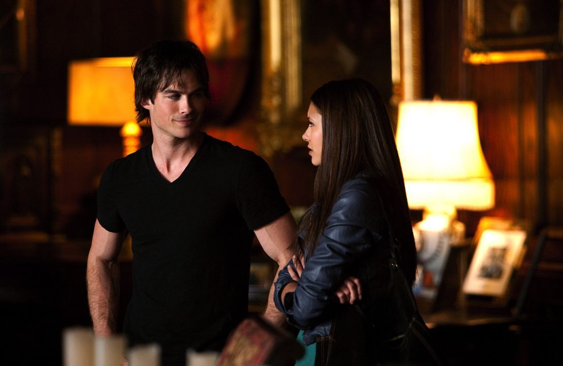 Elena (Nina Dobrev, r.) lernt Stefans Bruder Damon Salvatore (Ian Somerhalder, l.) kennen. - Bildquelle: Warner Brothers