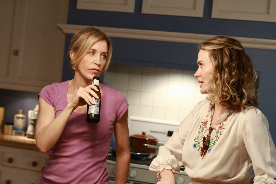 Während Bree und Gaby versuchen herauszufinden, ob Chuck irgendetwas von ihrem Geheimnis ahnt, bekommt Lynette (Felicity Huffman, l.) Besuch von ihr... - Bildquelle: ABC Studios