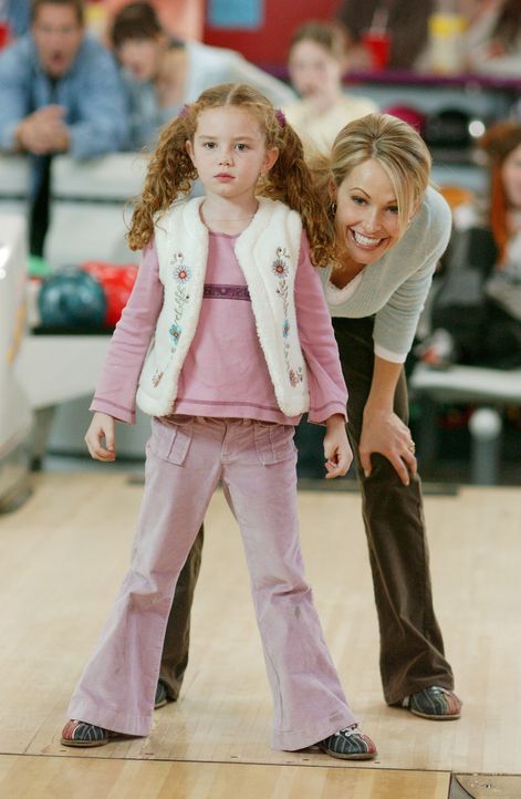 Carrie (Josie Bissett, hinten) hofft, dass sich ihre Kleine (Jessie Wright, vorne) schnell an den Gedanken gewöhnt, jetzt nicht mehr drei, sondern... - Bildquelle: ABC FAMILY