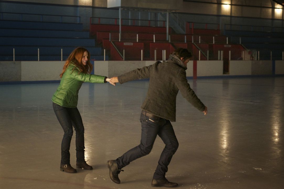 Noch ahnen Vincent (Jay Ryan, r.) und Alex (Bridget Regan, l.) nicht, dass ihr romantisches Date in einer Eishalle ein abruptes Ende haben wird ... - Bildquelle: 2012 The CW Network. All Rights Reserved.