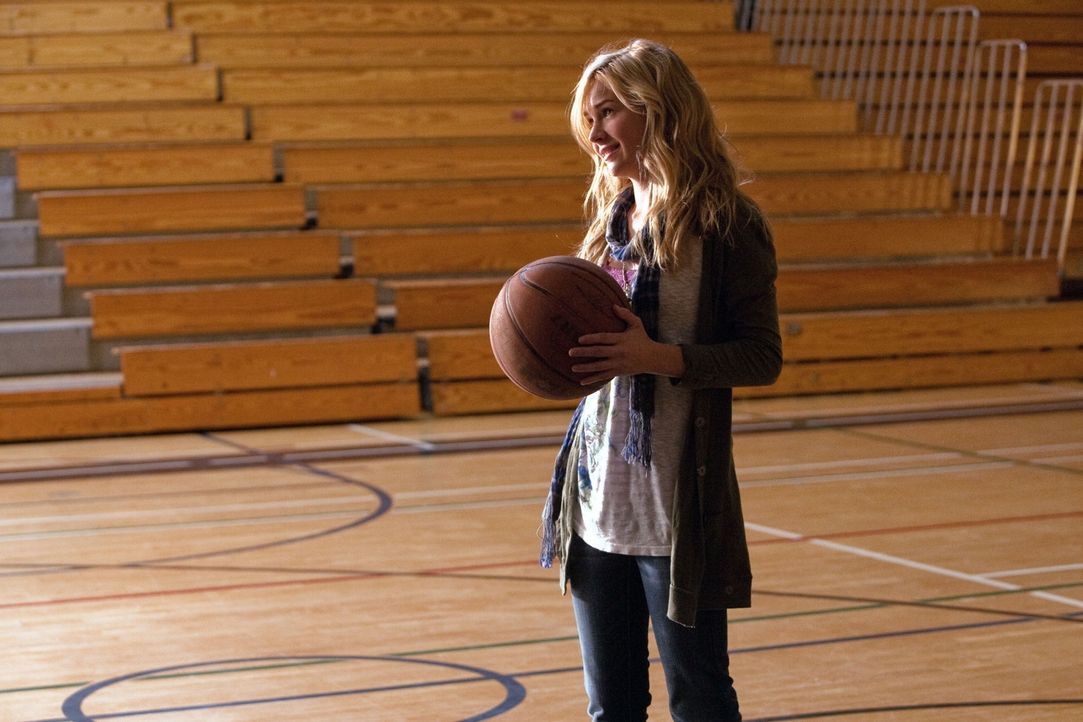 Freut sich auf ein Basketballspiel mit ihrem Vater: Lux (Brittany Robertson)... - Bildquelle: The CW   2009 The CW Network, LLC. All Rights Reserved