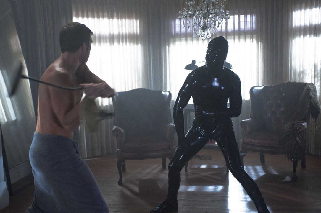 Es kommt zum Kampf zwischen Ben (Dylan McDermott, l.) und dem mysteriösen Latex-Mann ... - Bildquelle: 2011 Twentieth Century Fox Film Corporation. All rights reserved.