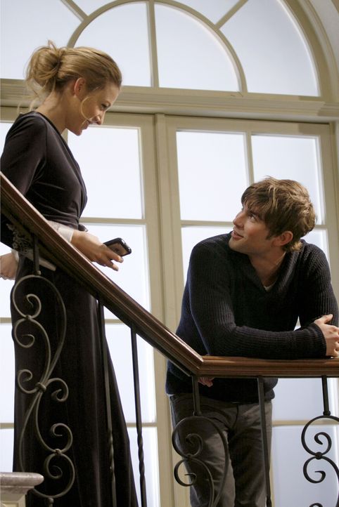 Nach Serenas (Blake Lively, l.) Zusammenbruch kümmern sich Nate (Chace Crawford, r.) und die anderen rührend um sie. Doch sie traut sich nicht, ih... - Bildquelle: Warner Bros. Television