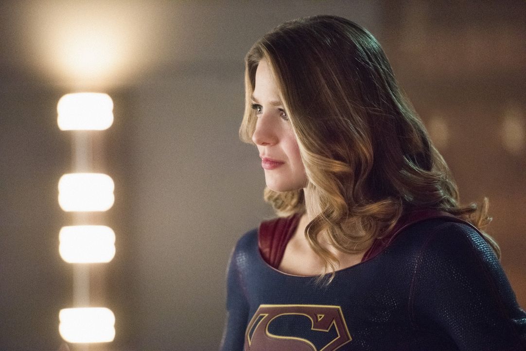 Supergirl (Melissa Benoist) und ihre Schwester realisieren plötzlich, dass sie den Cadmus-Komplott nur vernichten können, wenn sie die Regeln massiv... - Bildquelle: 2016 Warner Brothers