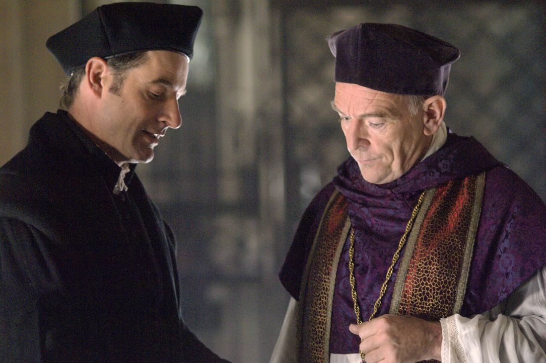 Können nicht glauben, dass König Henry VIII. und Anne Boleyn heimlich geheiratet haben: Sir Thomas More (Jeremy Northam, l.)  und Cardinal Campeggio... - Bildquelle: 2008 TM Productions Limited and PA Tudors II Inc. All Rights Reserved.