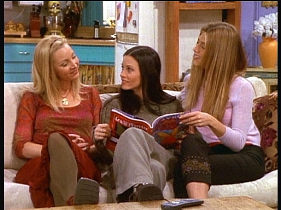Phoebe (Lisa Kudrow, l.), Monica (Courteney Cox, M.) und Rachel (Jennifer Aniston, r.) blättern gemeinsam im "Playboy" und diskutieren aus, welche... - Bildquelle: TM+  2000 WARNER BROS.