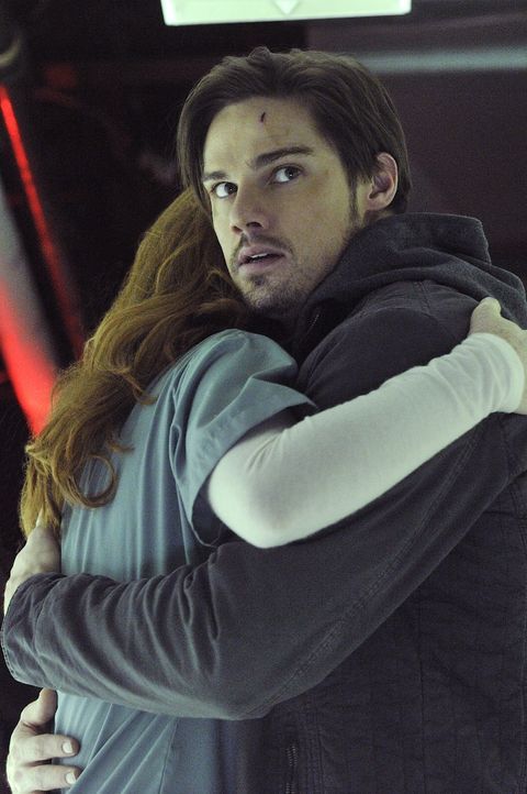 Im Krankenhaus trifft Vincent (Jay Ryan, r.) auf eine alte Bekannte (Bridget Regan, l.) wieder, der er sogleich auch das Leben retten muss ... - Bildquelle: 2012 The CW Network. All Rights Reserved.