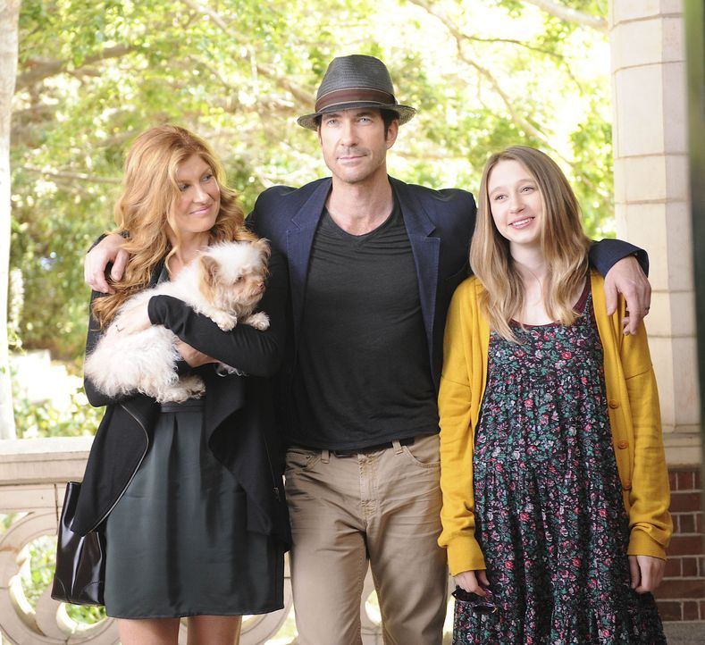Zusammen mit seiner Frau Vivien (Connie Britton, l.) und seiner Tochter Violet (Taissa Farmiga, r.) plant Ben (Dylan McDermott, M.), in Los Angeles... - Bildquelle: 2011 Twentieth Century Fox Film Corporation. All rights reserved.