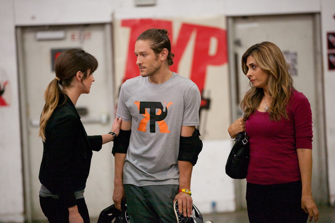Zoey (Michelle Mulitz, l.) macht sich Sorgen um ihren Ehemann Tyler (Michael Graziadei, M.) und hofft auf Hilfe von Dani (Callie Thorne, r.) ... - Bildquelle: 2011 Sony Pictures Television Inc. and Universal Network Television LLC.  All Rights Reserved.